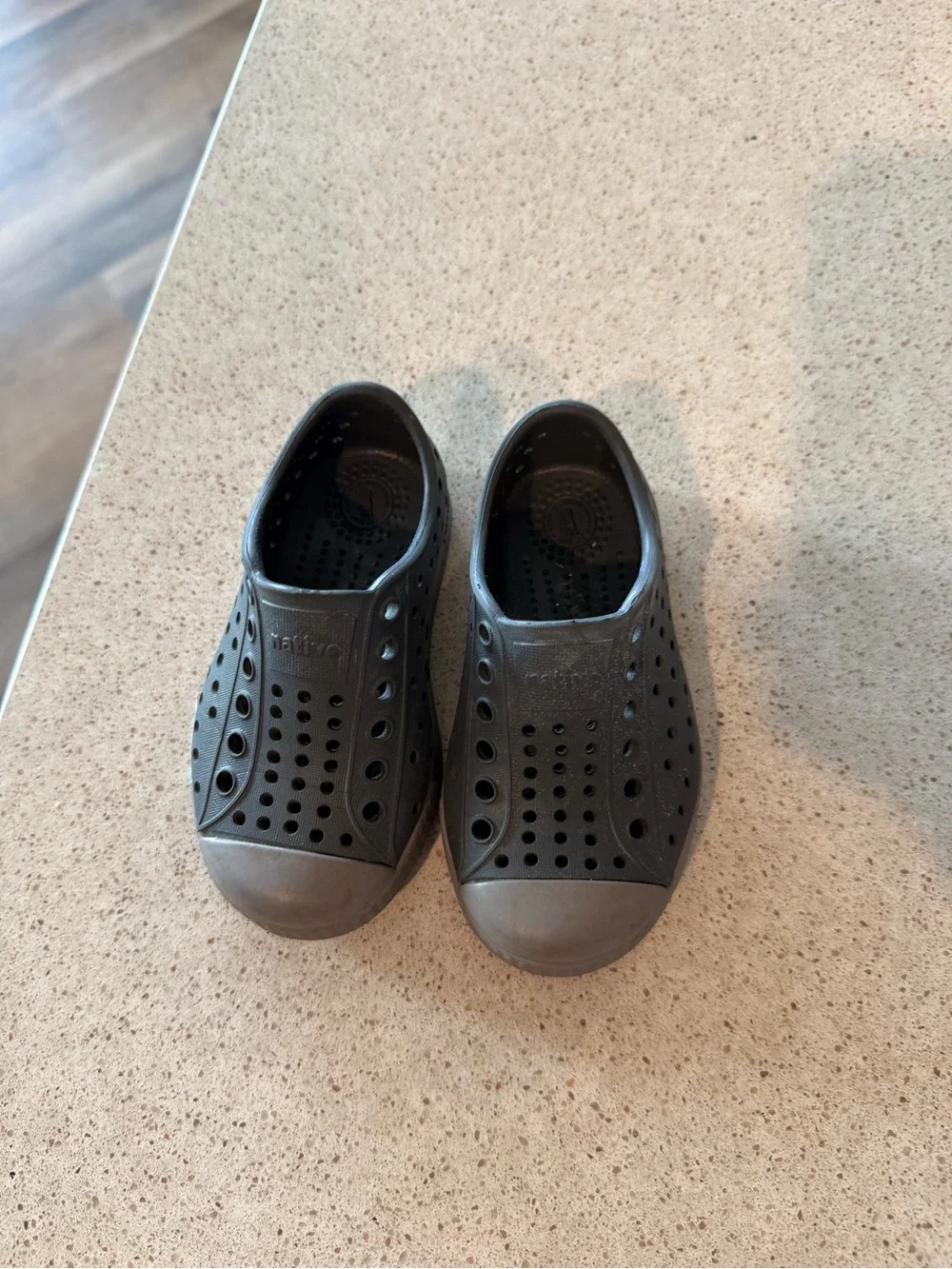 Native Kids’ Jefferson Slip-On Sandals in Charcoal and Gray Toe